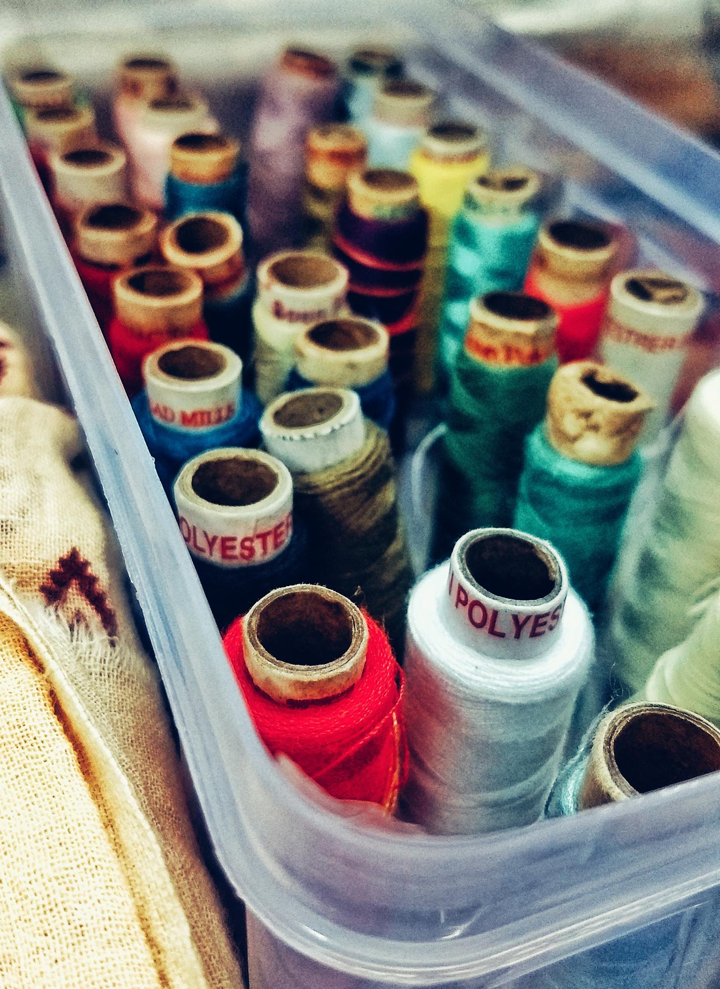 Atelier mit Stickmaschinen und Musterfäden