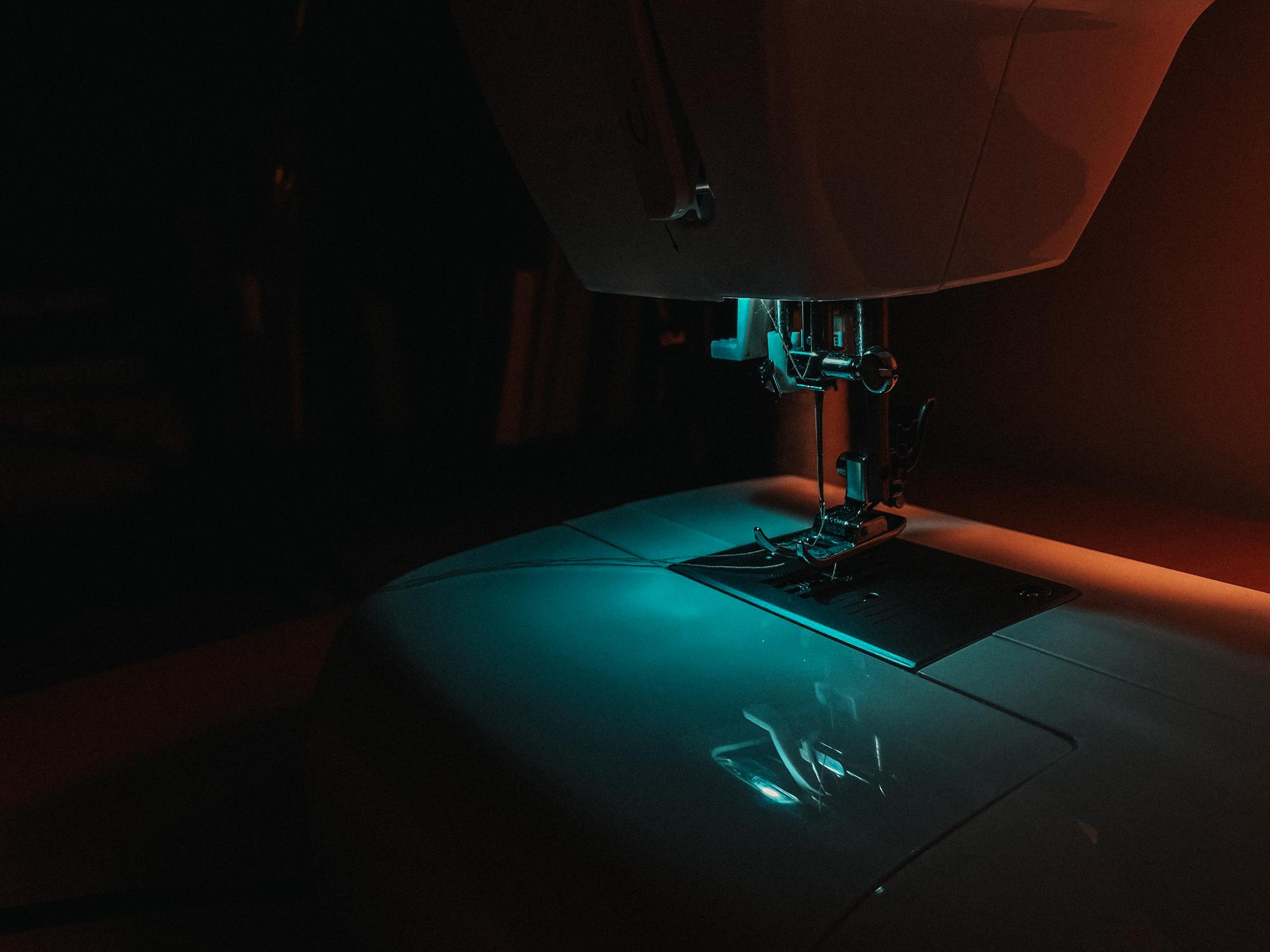 Nahaufnahme moderne Stickerei auf Tech‑Stoff